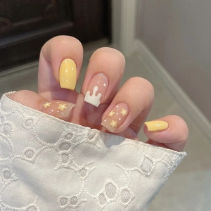 Short Square Round Press On Nails Yellow White Daisy Flowers Glossy Artificial Fake Nails For Women Sweet Cute