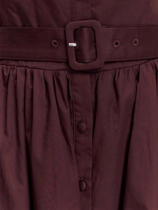 Détail de la taille d'une robe bordeaux avec ceinture en tissu, boucle et plis fins