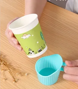 Vue détaillée du porte-gobelet en plastique bleu ciel isolant sur une table en bois