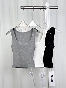 Detail der gerippten Strickstruktur der U-Ausschnitt Sport-Tops in Grau, Weiß und Schwarz