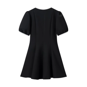 Robe trapèze noire à manches courtes avec liseré blanc élégant, vue de derrière