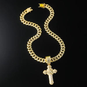 Chaîne cubaine dorée avec pendentif croix serti de diamants style hip hop punk