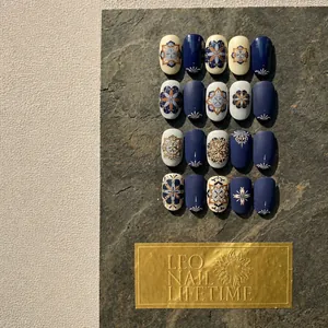 Makro-Detail von 3D-geprägten böhmischen Mandala-Mustern auf bunten Nagelkunst-Aufklebern