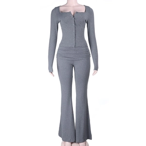 Ensemble en maille gris foncé avec haut à col carré boutonné et pantalon évasé