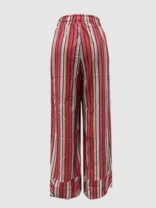 Détail de la taille haute élastique sur le pantalon large à rayures pour femmes