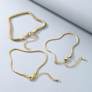 Détail des bracelets en maille serpent plaqués or 18 carats avec fermoirs mousquetons