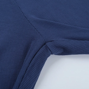 Vue détaillée de la texture du tissu en maille côtelée bleue et des coutures de qualité