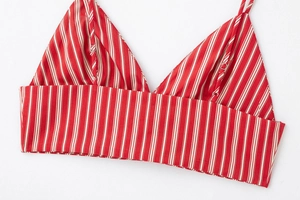 Détail de la texture du tissu à rayures rouges et blanches du débardeur court camisole