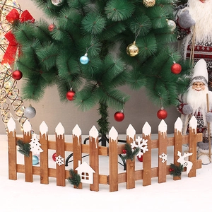 Clôture de sapin de Noël en bois avec effet neige, ornements de cerf et pommes de pin