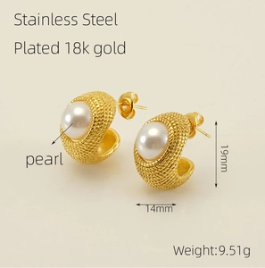 Détail de boucles d'oreilles C plaquées or 18k avec perle, maille texturée
