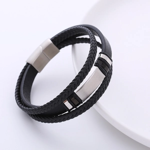 Bracciale multistrato da uomo in pelle nera con chiusura magnetica in acciaio inossidabile