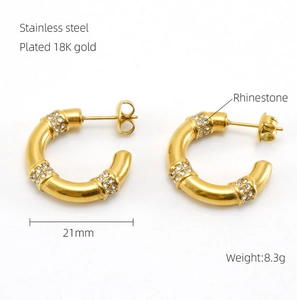 Dettaglio degli orecchini a cerchio a C in acciaio dorato 18K con strass scintillanti