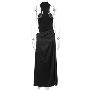 Vue arrière de la robe longue noire avec corsage côtelé et jupe en satin fluide