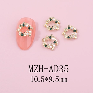 Macro de breloques à ongles en couronne dorée avec strass verts et perles blanches