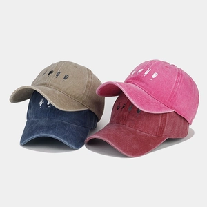 Quatre casquettes de baseball rétro en coton délavé en kaki, marine, rose et bordeaux