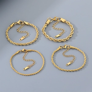Détail de quatre bracelets en acier inoxydable plaqué or 18 carats avec fermoirs mousquetons