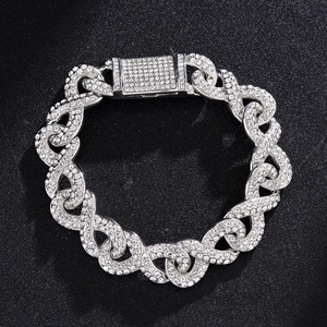 Gros plan d'un bracelet cubain hip-hop argenté avec strass brillants sur fond noir texturé