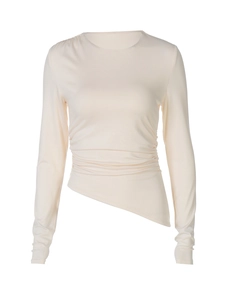 Détail du haut beige à manches longues avec fronces latérales et ourlet asymétrique