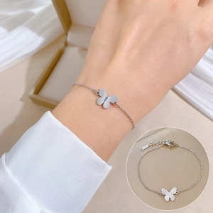 Bracelet chaîne en acier titane avec papillon laser et fermoir mousqueton réglable pour femme