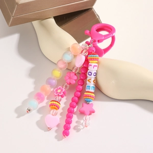 Détail de porte-clés perlé avec fermoir rose, étoiles colorées et perles de lettres LOVE