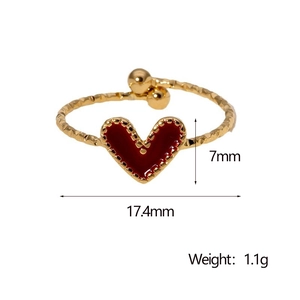 Dettaglio anello a cuore con altezza 7mm e smalto rosso in finitura dorata