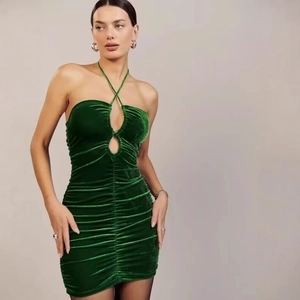Sexy groene fluwelen halterjurk met open rug en flatterende geplooide bodycon pasvorm