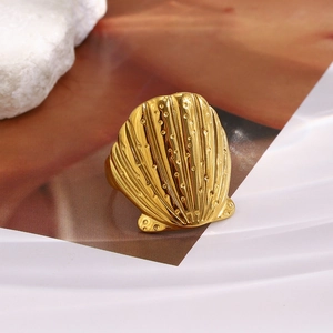 Detail eines 18K vergoldeten Edelstahlrings mit eleganter Muscheltextur-Gestaltung