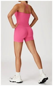Ensemble yoga rose avec brassière à dos croisé et short taille haute galbant