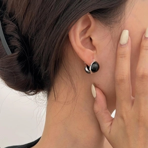 Minimalist 925 sterling silver earring with black agate bead on female model