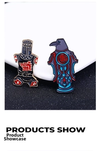 Détail de broches en émail avec armure de chevalier et corbeau en alliage poli