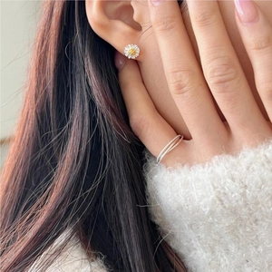 925 silver daisy stud earrings and double-layered twisted ring set for women