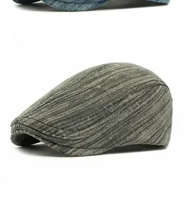 Détail d'une casquette plate en denim noir délavé montrant la texture du tissu