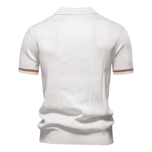 Vista posteriore della polo da uomo in maglia bianca con righe testurizzate e bordi marroni