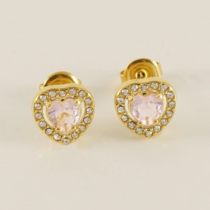Boucles d'oreilles cœur dorées avec pierre rose et halo de strass sur fond uni
