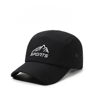 Dettaglio del cappellino da baseball nero con ricamo sportivo e occhielli di ventilazione
