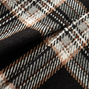 Detailaufnahme der hochwertigen Plaid-Wollstofftextur in Schwarz- und Brauntönen