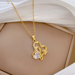 Détail du collier cœur doré avec cristaux présenté dans un écrin à bijoux beige