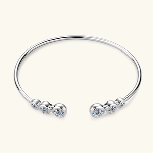Bracciale rigido in argento sterling 925 lucido con sei pietre di moissanite simmetriche sfumate
