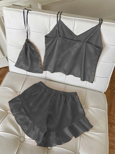 Vue détaillée de l'ensemble de pyjama 3 pièces en satin gris foncé avec haut et short