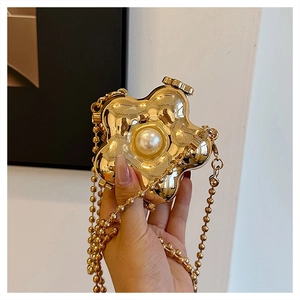 Mini sac fleur dorée à effet miroir avec perle centrale et bandoulière chaîne perlée