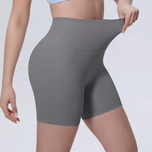 Gros plan du short de yoga gris taille haute montrant la haute élasticité et le tissu sans couture