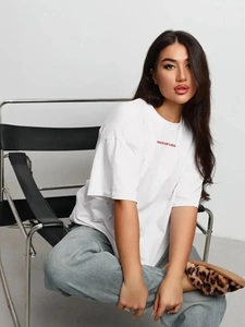Γυναικείο λευκό βαμβακερό oversized T-shirt με κόκκινο τύπωμα Peace and Love σε μοντέρνο στυλ