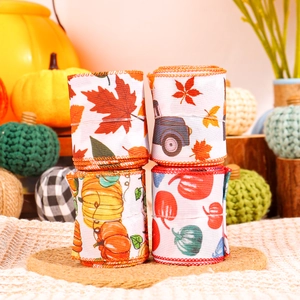 Rubans d'automne avec feuilles d'érable et citrouilles pour emballages de Thanksgiving