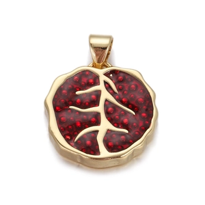 Vue macro d'un pendentif cœur rouge avec cadre doré et texture de pépin de grenade