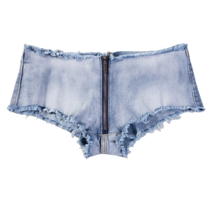 Detail der hellblauen Denim-Hotpants mit Metallreißverschluss und ausgefransten Kanten