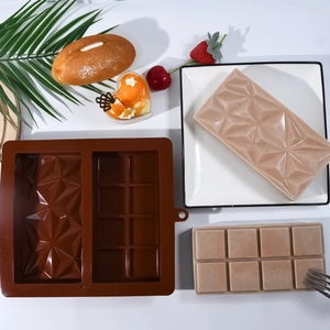 Molde de silicona marrón para chocolate con diseños geométricos de rombos y rectángulos