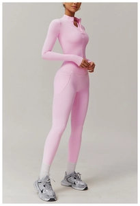 Vue latérale détaillée du body de sport rose à manches longues avec zip et poches