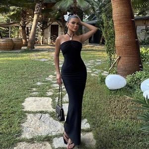 Robe dos nu noire en tissu côtelé avec détails froncés portée lors d'un shooting