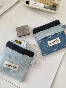 Süße Patchwork-Geldbörse aus Denim mit Schmetterlingsstickerei und Aufhängering