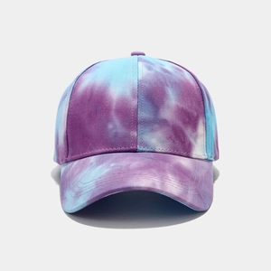 Détail de casquette de baseball tie-dye avec motifs violets et bleus sur coton respirant